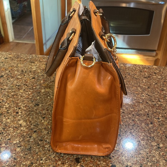 ***PRICE DROP****   NWT TIGNANELLO CARSON SHOPPER - Picture 3 of 14